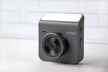 Kharkiv, Ukrayna - Bölüm 15, 2021: Seçici odak kamera dvr xiaomi 70mai. Araba gereçleri.