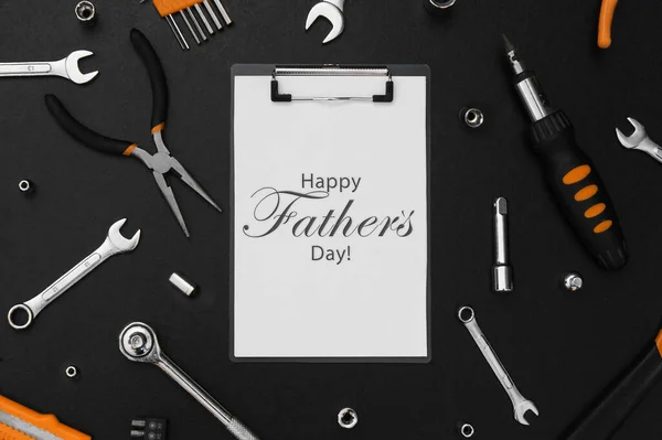 黒いテーブルの修理作業のための多くの異なるツールを持つ幸せな父の日を手紙 父の日の概念 — ストック写真