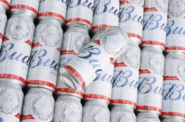 KHARKIV, UKRAINE - 1 Ağustos 2021: Birçok konserve Budweiser Alkol Birası gri arka planda yatar. Budweiser, Anheuser-Busch Inbev 'den Amerika' nın en popüler markasıdır.