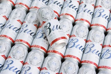 KHARKIV, UKRAINE - 1 Ağustos 2021: Birçok konserve Budweiser Alkol Birası gri arka planda yatar. Budweiser, Anheuser-Busch Inbev 'den Amerika' nın en popüler markasıdır.