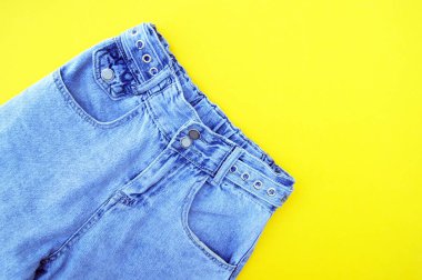 Düz yatış, kot pantolon bacak dikiş ayrıntıları, arka plan dokusu. Boşluğu kopyala.