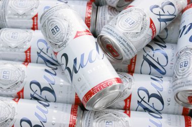 KHARKIV, UKRAINE - 1 Ağustos 2021: Birçok konserve Budweiser Alkol Birası gri arka planda yatar. Budweiser, Anheuser-Busch Inbev 'den Amerika' nın en popüler markasıdır.