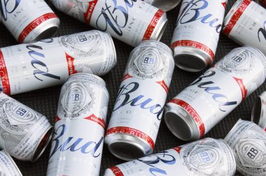KHARKIV, UKRAINE - 1 Ağustos 2021: Birçok konserve Budweiser Alkol Birası gri arka planda yatar. Budweiser, Anheuser-Busch Inbev 'den Amerika' nın en popüler markasıdır.