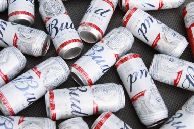 KHARKIV, UKRAINE - 1 Ağustos 2021: Birçok konserve Budweiser Alkol Birası gri arka planda yatar. Budweiser, Anheuser-Busch Inbev 'den Amerika' nın en popüler markasıdır.