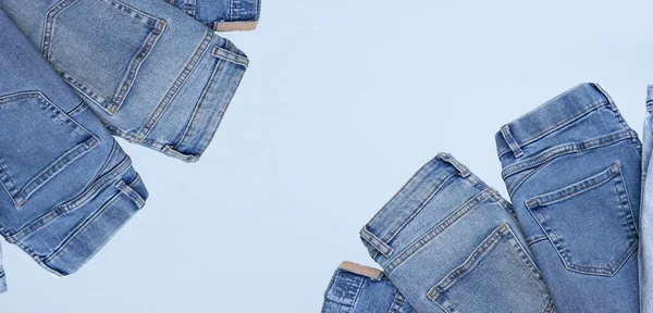 Jede Menge Jeanshosen Einem Stapel Jeans Hintergrund Das Konzept Des — Stockfoto