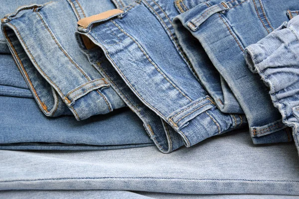 Jede Menge Jeanshosen Einem Stapel Jeans Hintergrund Das Konzept Des — Stockfoto