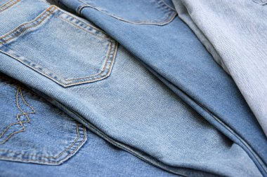 Bir sürü kot pantolon var. Denim geçmişi. Satın alma, satma, alışveriş ve modaya uygun modern kıyafetler.