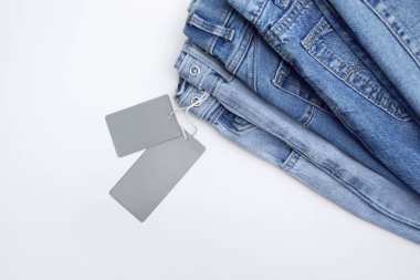 Bir sürü kot pantolon var. Denim geçmişi. Satın alma, satma, alışveriş ve modaya uygun modern kıyafetler.