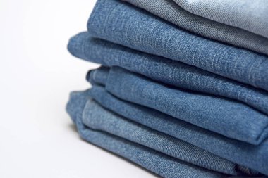 Bir sürü kot pantolon var. Denim geçmişi. Satın alma, satma, alışveriş ve modaya uygun modern kıyafetler.