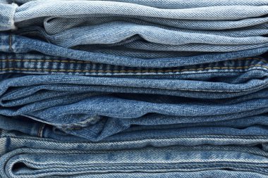 Bir sürü kot pantolon var. Denim geçmişi. Satın alma, satma, alışveriş ve modaya uygun modern kıyafetler.