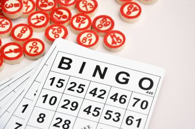 Masa başı bingo ya da loto oynamak için arka planda numaraları ve kartları olan bir sürü tahta fiş. Rus Lotosu 'nun dünya çapında klasik bingo oyunlarına benzer kuralları vardır..