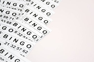 Hafif bir arka planda bir bingo ya da loto oyunu için çok kart var. Rus Lotosu dünya çapında klasik bingo oyunuyla aynı kurallara sahiptir..