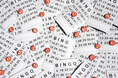 Masa başı bingo ya da loto oynamak için arka planda numaraları ve kartları olan bir sürü tahta fiş. Rus Lotosu 'nun dünya çapında klasik bingo oyunlarına benzer kuralları vardır..