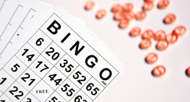 Masa başı bingo ya da loto oynamak için arka planda numaraları ve kartları olan bir sürü tahta fiş. Rus Lotosu 'nun dünya çapında klasik bingo oyunlarına benzer kuralları vardır..