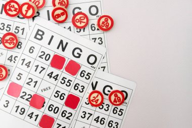 Masa başı bingo ya da loto oynamak için arka planda numaraları ve kartları olan bir sürü tahta fiş. Rus Lotosu 'nun dünya çapında klasik bingo oyunlarına benzer kuralları vardır..