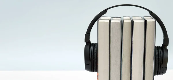 Черные Наушники Стопкой Книг Светлом Фоне Аудиокниги Современное Образование — стоковое фото
