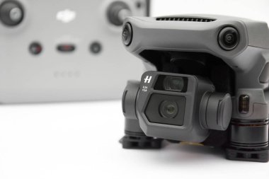 Kharkiv, Ukrayna - 12 Eylül 2022: Hafif arka planda yeni bir DJI Mavic 3 İHA.
