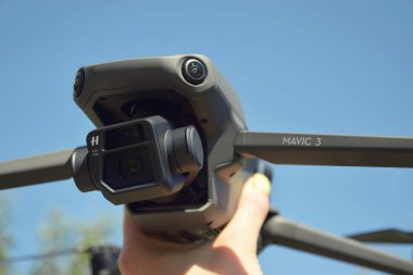 Kharkiv, Ukrayna - 12 Eylül 2022: Mavi gökyüzü arka planında yeni bir DJI Mavic 3 uçağı.