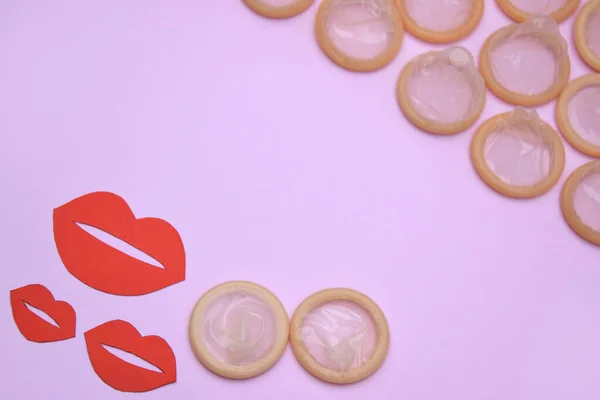 Many White Packages Unopened Condoms Paper Kisses Using Condom Reduce — ストック写真