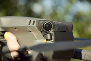 Kharkiv, Ukrayna - 12 Eylül 2022: Mavi gökyüzü arka planında yeni bir DJI Mavic 3 uçağı.