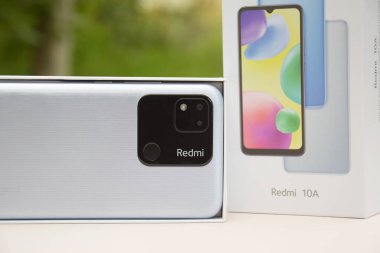 Kharkiv, Ukrayna - 12 Eylül 2022: Xiaomi yeni akıllı telefon Redmi 10A gümüşü fırlattı.