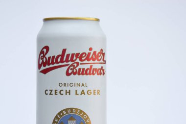 Hafif arka planda bir kutu Budweiser birası. Çek Budweiser.