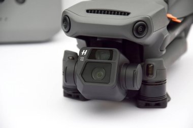 Kharkiv, Ukrayna - 12 Eylül 2022: Hafif arka planda yeni bir DJI Mavic 3 İHA.