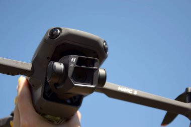 Kharkiv, Ukrayna - 12 Eylül 2022: Mavi gökyüzü arka planında yeni bir DJI Mavic 3 uçağı.