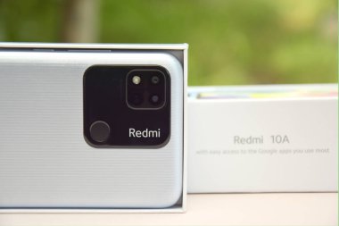 Kharkiv, Ukrayna - 12 Eylül 2022: Xiaomi yeni akıllı telefon Redmi 10A gümüşü fırlattı.