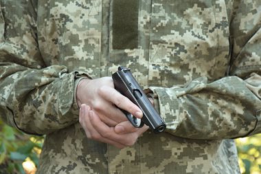Kharkiv, Ukrayna - 18 Ekim 2022: Bir Ukraynalı asker bir Makarov tabancası tutuyor. Ukrayna 'da Savaş.