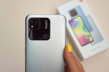 Kharkiv, Ukrayna - 12 Eylül 2022: Xiaomi yeni akıllı telefon Redmi 10A gümüşü fırlattı.