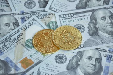 Kharkiv, Ukrayna - 7 Ekim 2022: ABD Doları ve Dijital para Bitcoin bir araya geldi. Dijital para kavramı dolar gibi büyük para birimlerinde bir rakip haline geliyor.