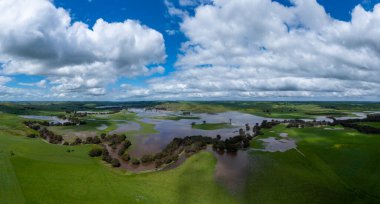 Avustralya 'da bir çiftlikte, taşan bir nehrin insansız hava aracı görüntüsü..