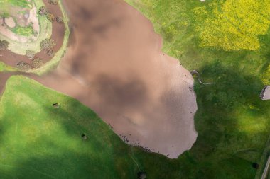 Avustralya 'da bir çiftlikte, taşan bir nehrin insansız hava aracı görüntüsü..