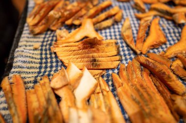 Avustralya 'da otlanan sığır ve buzağılar. Saman ve tohum yiyorlar. Türleri arasında benekli park, murray grisi, angus, brangus ve süt inekleri yer almaktadır..
