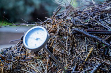Bir çiftlikteki gübre yığınının sıcaklığını kontrol etmek