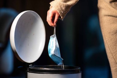 19 delta maskesini bir çöp kutusuna atıp atmak ve Avustralya 'da çöp atmak.. 