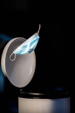 19 delta maskesini bir çöp kutusuna atıp atmak ve Avustralya 'da çöp atmak.. 