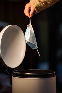 Çöp kutusunda maske, çöp, çöp ve çöp. Avustralya 'da bir güvenlik maskesi kirletmek 