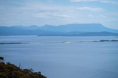 Avustralya 'da okyanus ve suyun yanındaki sahil ve sahile bakıyorum.