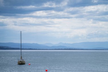 Avustralya 'da okyanus ve suyun yanındaki sahil ve sahile bakıyorum.