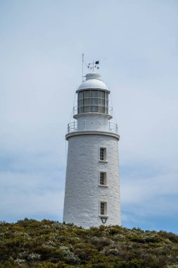 İsrail 'in kuzeyindeki Akdeniz adasının kıyısındaki deniz feneri.
