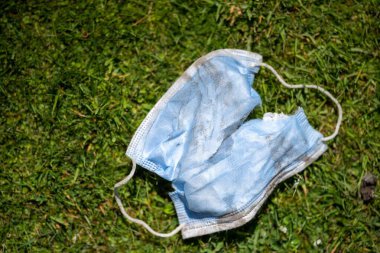 Çimlerin üzerinde tıbbi maske