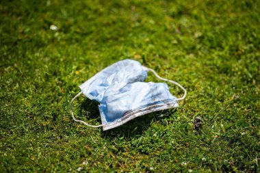 Yeşil çimlerin üzerinde koruyucu bir maske.