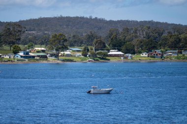 Avustralya 'da okyanus ve suyun yanındaki sahil ve sahile bakıyorum.