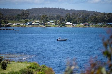Avustralya 'da okyanus ve suyun yanındaki sahil ve sahile bakıyorum.