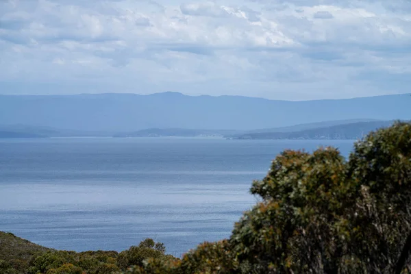 Avustralya 'da okyanus ve suyun yanındaki sahil ve sahile bakıyorum.