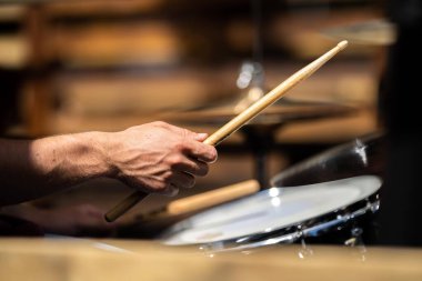 Bir bateri setinde, bir grupta, güneşte, Avustralya 'da bir konserde çalan kadın ve erkek davulcu yakın plan..