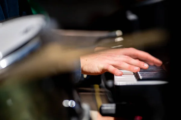 オーストラリアのミュージック ギグでキーボードとピアノを演奏しているミュージシャンの終わりです — ストック写真