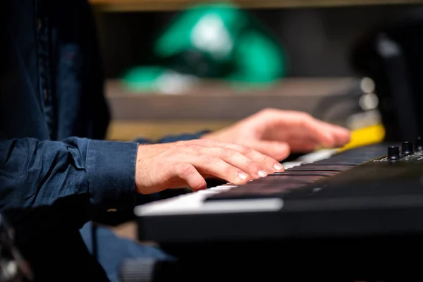 Close Músico Tocando Teclado Piano Uma Banda Show Música Austrália — Fotografia de Stock